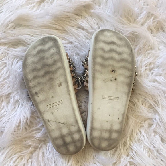 Kendall and Kylie chain Slides - Picture 4 of 8
